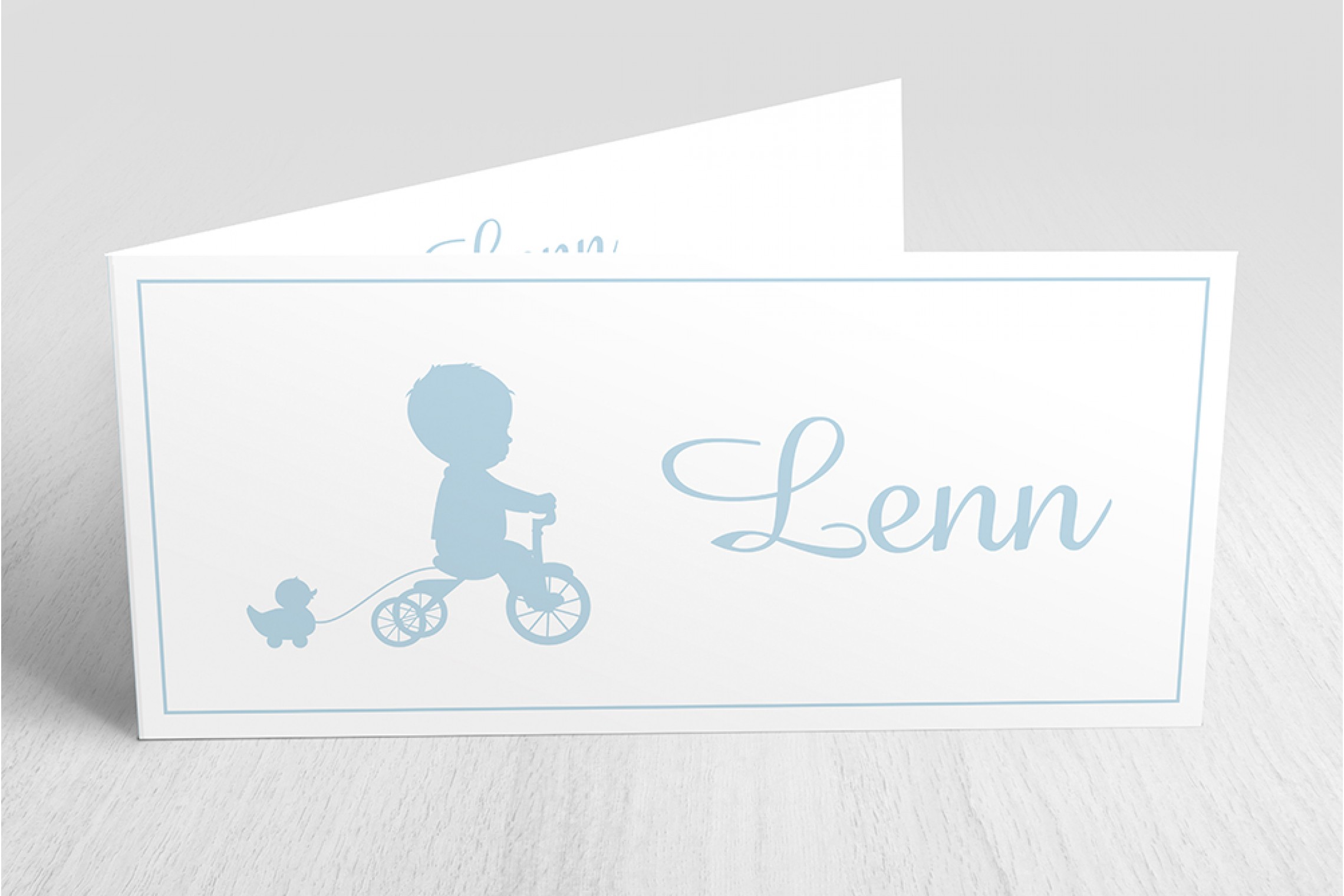 Jongen op fietsje